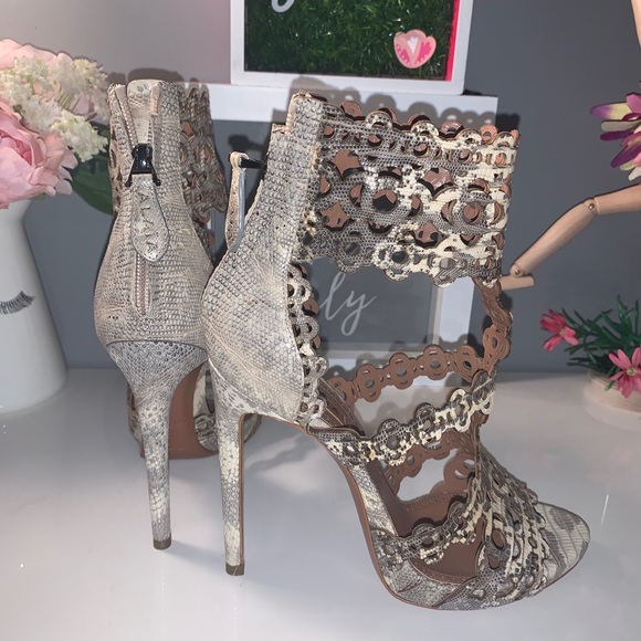 🎉HOST PICK!🎉 ALAÏA LASER CUT SANDAL! - Picture 6 of 12